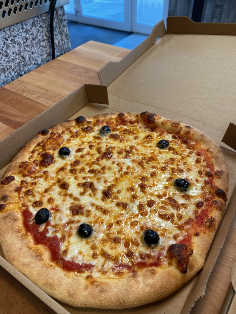 Pizza Margherita artisanale chez OLI Pizza Neuflize